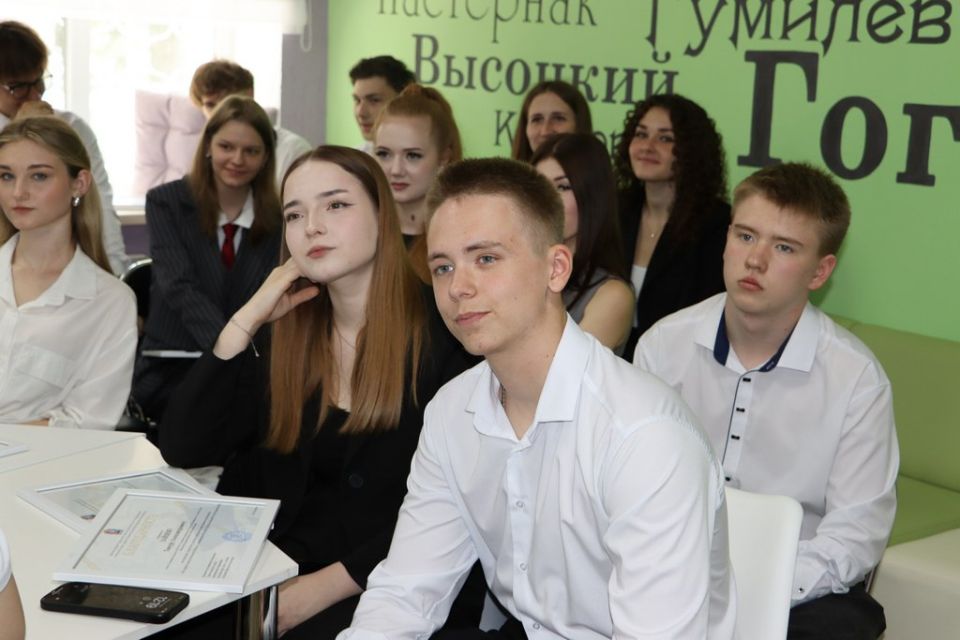 В Стаханове чествовали лучшую молодежь округа: в библиотеке прошла праздничная встреча ко Дню молодежи В Стаханове чествовали лучшую молодежь округа: в библиотеке прошла праздничная встреча ко Дню молодежи