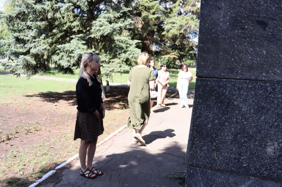 В преддверии Дня партизан и подпольщиков представители Администрации округа, депутаты местного Совета, Почетные граждане города Антрацита и Антрацитовского района и неравнодушные жители округа возложили цветы к Памятнику... В преддверии Дня партизан и подпольщиков представители Администрации округа, депутаты местного Совета, Почетные граждане города Антрацита и Антрацитовского района и неравнодушные жители округа возложили цветы к Памятнику...