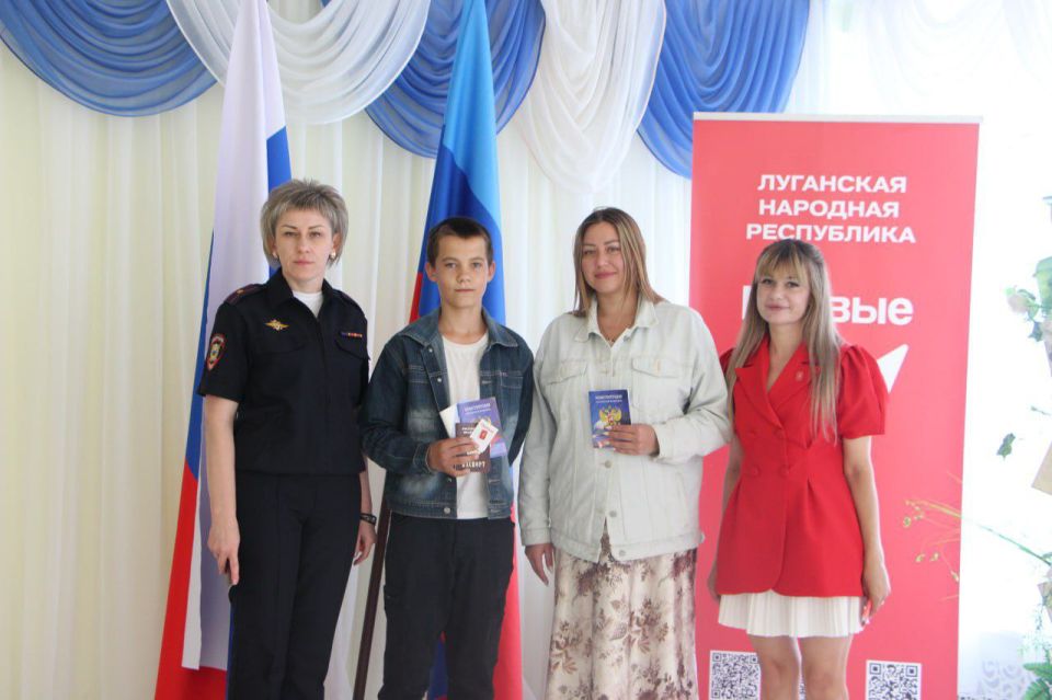 Накануне праздника Дня молодёжи, в рамках проекта Движения Первых «Мы - граждане России!», состоялась церемония вручения паспортов юным жителям Меловщины Накануне праздника Дня молодёжи, в рамках проекта Движения Первых «Мы - граждане России!», состоялась церемония вручения паспортов юным жителям Меловщины