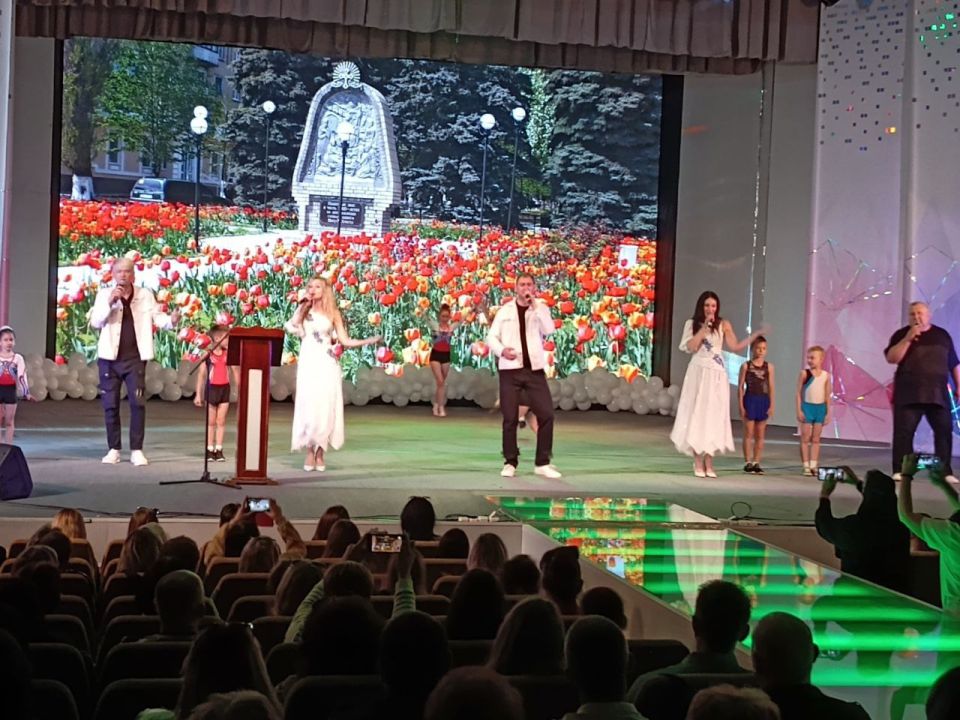 В Ровеньках состоялось торжественное собрание в ДК им. М. Горького, посвященное 232 – й годовщине образования города В Ровеньках состоялось торжественное собрание в ДК им. М. Горького, посвященное 232 – й годовщине образования города