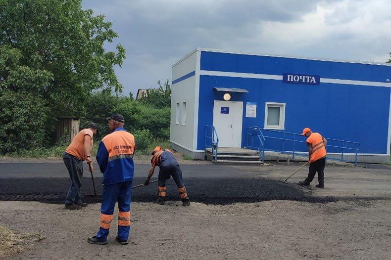 Продолжаются ремонтные работы на автомобильной дороге 43Н-002 Ленинский – Благовка – Бобриково – (Антрацит – Должанский) Продолжаются ремонтные работы на автомобильной дороге 43Н-002 Ленинский – Благовка – Бобриково – (Антрацит – Должанский)