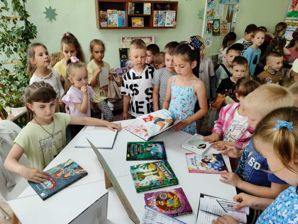 В Славяносербской библиотеке провели экскурсию «Разноцветные сказки» В Славяносербской библиотеке провели экскурсию «Разноцветные сказки»