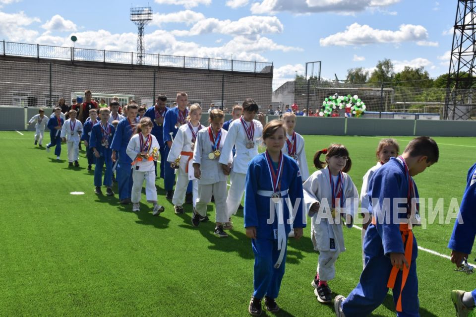 В Стаханове начал действовать физкультурно-оздоровительный комплекс открытого типа В Стаханове начал действовать физкультурно-оздоровительный комплекс открытого типа