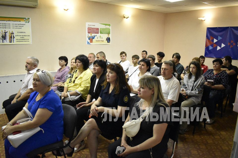 В территориальном отделении ГКУ «Республиканский центр занятости населения ЛНР» в г. Брянке работала площадка, на которой встретились работодатели и соискатели В территориальном отделении ГКУ «Республиканский центр занятости населения ЛНР» в г. Брянке работала площадка, на которой встретились работодатели и соискатели
