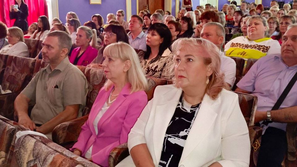 Представители власти вручили более 90 наград членам профсоюза и работникам различных предприятий и организаций Республики ко Дню профсоюзов ЛНР и 11-летию существования региональной Федерации профессиональных союзов. Об этом... Представители власти вручили более 90 наград членам профсоюза и работникам различных предприятий и организаций Республики ко Дню профсоюзов ЛНР и 11-летию существования региональной Федерации профессиональных союзов. Об этом...