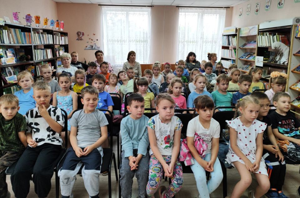 В Славяносербской библиотеке провели экскурсию «Разноцветные сказки» В Славяносербской библиотеке провели экскурсию «Разноцветные сказки»