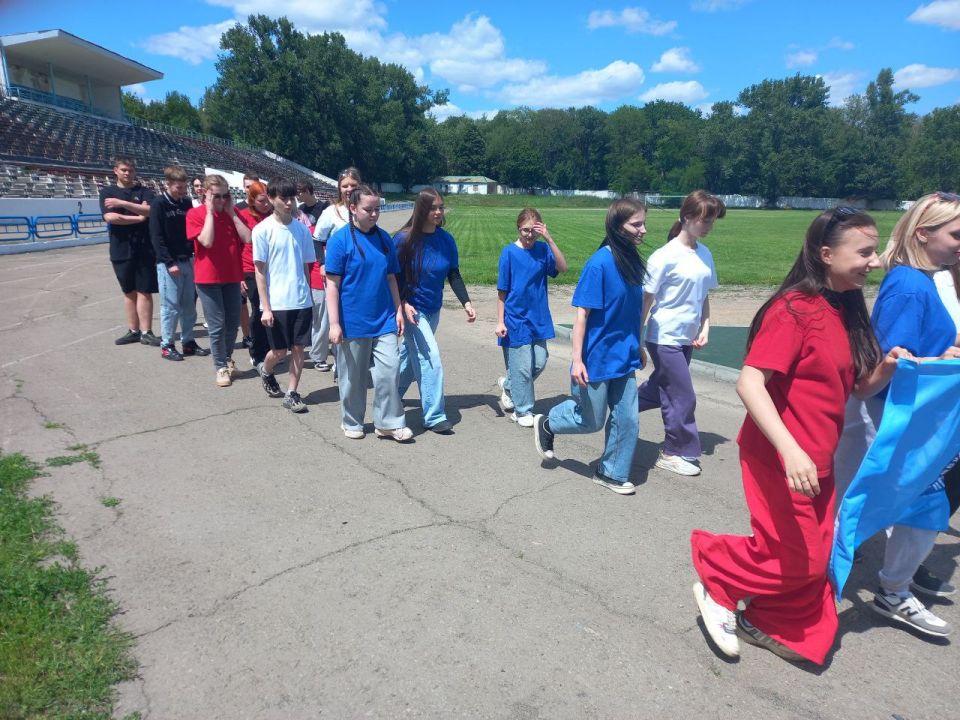 В преддверии Дня молодежи в городском округе город Ровеньки состоялся молодежный забег, который объединил учащуюся, студенческую и работающую молодежь города и прилегающих поселков В преддверии Дня молодежи в городском округе город Ровеньки состоялся молодежный забег, который объединил учащуюся, студенческую и работающую молодежь города и прилегающих поселков