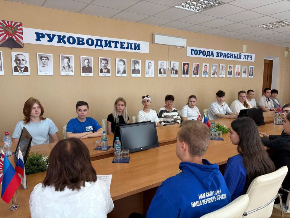 В преддверии Дня молодежи Глава муниципалитета, Секретарь Краснолучского местного отделения ВПП «Единая Россия» Сергей Соловьев провел открытый диалог с активной молодежью города В преддверии Дня молодежи Глава муниципалитета, Секретарь Краснолучского местного отделения ВПП «Единая Россия» Сергей Соловьев провел открытый диалог с активной молодежью города