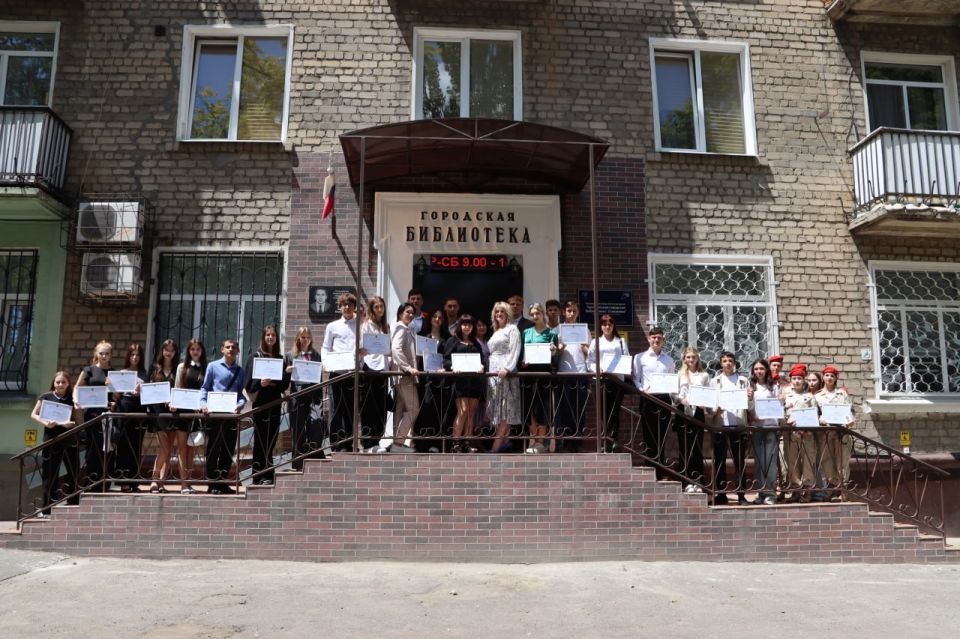 В Стаханове чествовали лучшую молодежь округа: в библиотеке прошла праздничная встреча ко Дню молодежи В Стаханове чествовали лучшую молодежь округа: в библиотеке прошла праздничная встреча ко Дню молодежи
