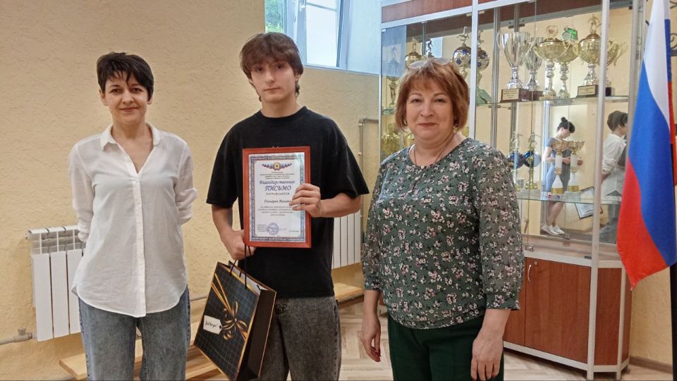В преддверии Дня молодежи заместитель Главы Администрации Полякова Антонина Геннадиевна поздравила и вручила благодарственные письма самым активным, энергичным и талантливым представителям молодежи муниципального округа В преддверии Дня молодежи заместитель Главы Администрации Полякова Антонина Геннадиевна поздравила и вручила благодарственные письма самым активным, энергичным и талантливым представителям молодежи муниципального округа