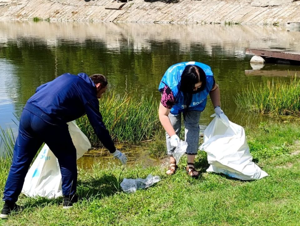 В рамках Всероссийской акции «Вода России» в Кировске состоялось экологическое мероприятие по уборке береговой линии городского озера В рамках Всероссийской акции «Вода России» в Кировске состоялось экологическое мероприятие по уборке береговой линии городского озера