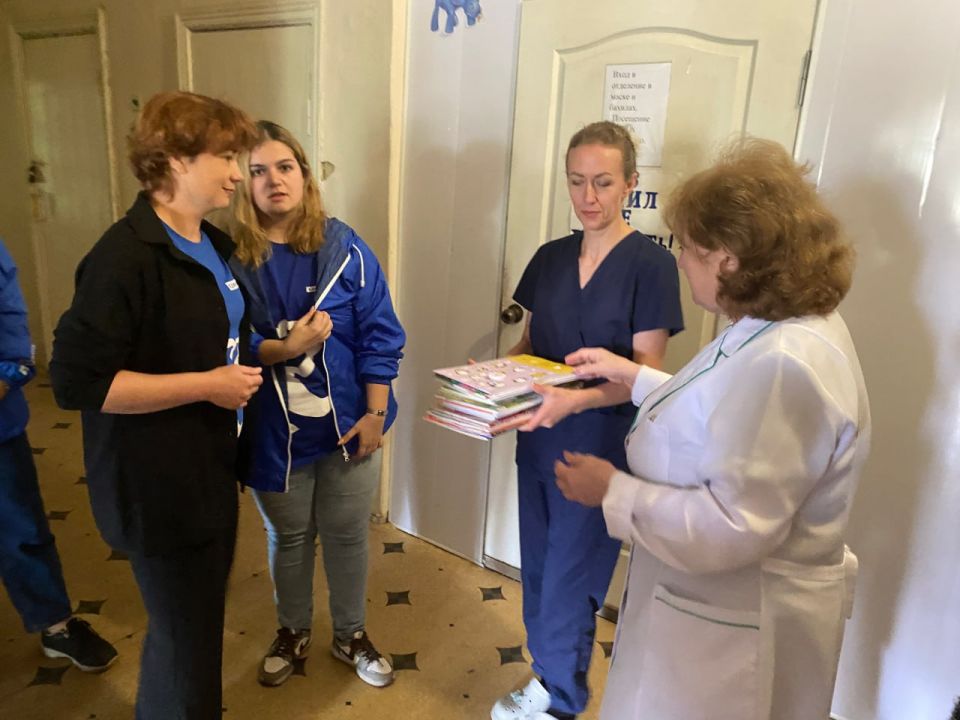 Единороссы и активисты Движения Первых поздравили юных пациентов меловской больницы с Днем молодежи Единороссы и активисты Движения Первых поздравили юных пациентов меловской больницы с Днем молодежи