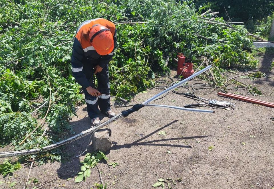 «Луганскэнерго» помогло восстановить электроснабжение четырех поселков, которые остались без света из-за аварии на бесхозных сетях «Луганскэнерго» помогло восстановить электроснабжение четырех поселков, которые остались без света из-за аварии на бесхозных сетях