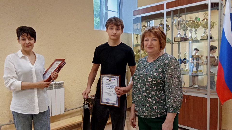 В преддверии Дня молодежи заместитель Главы Администрации Полякова Антонина Геннадиевна поздравила и вручила благодарственные письма самым активным, энергичным и талантливым представителям молодежи муниципального округа В преддверии Дня молодежи заместитель Главы Администрации Полякова Антонина Геннадиевна поздравила и вручила благодарственные письма самым активным, энергичным и талантливым представителям молодежи муниципального округа