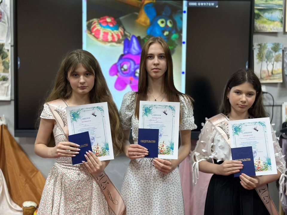 Сегодня состоялась торжественная церемония вручения свидетельств о получении начального художественного образования выпускникам Детской художественной школы г.Ровеньки Сегодня состоялась торжественная церемония вручения свидетельств о получении начального художественного образования выпускникам Детской художественной школы г.Ровеньки