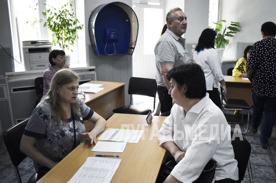 В территориальном отделении ГКУ «Республиканский центр занятости населения ЛНР» в г. Брянке работала площадка, на которой встретились работодатели и соискатели В территориальном отделении ГКУ «Республиканский центр занятости населения ЛНР» в г. Брянке работала площадка, на которой встретились работодатели и соискатели