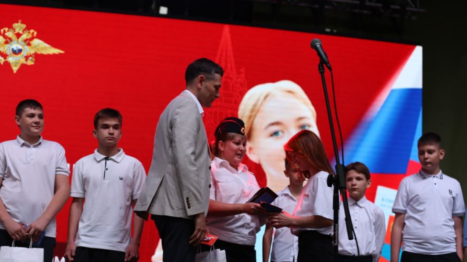 Юные луганчане на празднике по случаю Дня молодёжи получили паспорта гражданина России Юные луганчане на празднике по случаю Дня молодёжи получили паспорта гражданина России