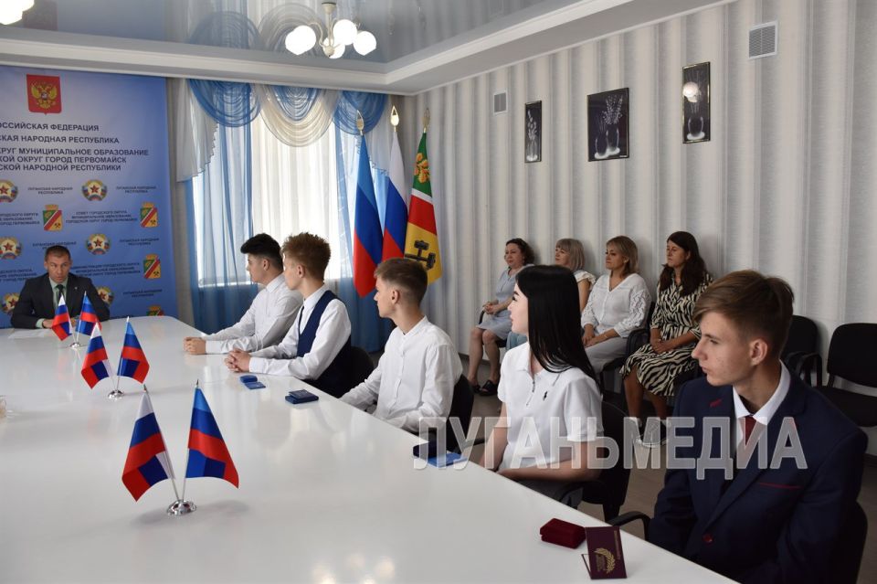 Глава Первомайского городского округа Сергей Колягин встретился с выпускниками-медалистами школ Глава Первомайского городского округа Сергей Колягин встретился с выпускниками-медалистами школ