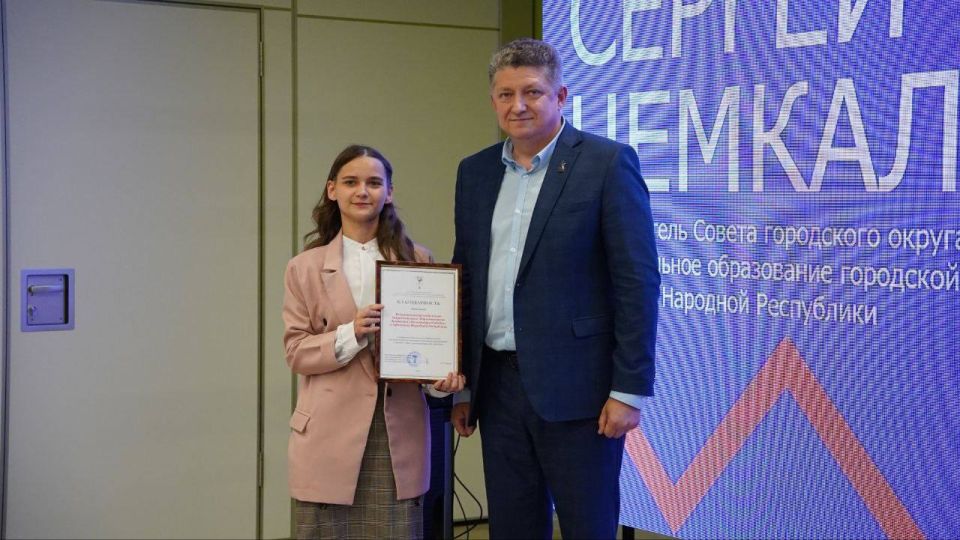 В Луганске состоялась встреча молодёжи с Председателем Совета городского округа муниципальное образование городской округ город Луганск Луганской Народной Республики Сергеем Цемкало! В Луганске состоялась встреча молодёжи с Председателем Совета городского округа муниципальное образование городской округ город Луганск Луганской Народной Республики Сергеем Цемкало!