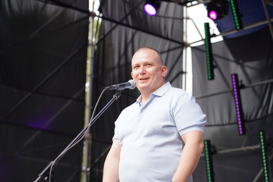 Мы стартовали!. Это праздник, который из года в год объединяет все поколения, народы, регионы и индустрии страны — День молодёжи! В луганском сквере им. Молодой гвардии уже полно людей, а со сцены раздаются громкие фанфары Мы стартовали!. Это праздник, который из года в год объединяет все поколения, народы, регионы и индустрии страны — День молодёжи! В луганском сквере им. Молодой гвардии уже полно людей, а со сцены раздаются громкие фанфары