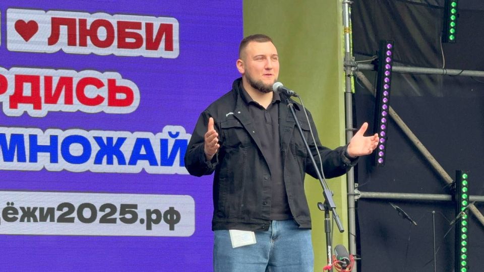 Представители властей ЛНР в ходе фестиваля «#ЗнайЛюбиГордисьПриумножай», который проходит в Луганске, вручили награды лучшим молодежным активистам Республики Представители властей ЛНР в ходе фестиваля «#ЗнайЛюбиГордисьПриумножай», который проходит в Луганске, вручили награды лучшим молодежным активистам Республики