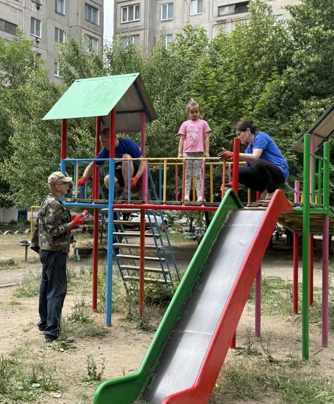 В рамках акции «Яркое детство» депутаты фракции партии «Единая Россия» Совета городского округа муниципальное образование городской округ город Кировск ЛНР и жители домов, привели в порядок детскую площадку во дворе домов... В рамках акции «Яркое детство» депутаты фракции партии «Единая Россия» Совета городского округа муниципальное образование городской округ город Кировск ЛНР и жители домов, привели в порядок детскую площадку во дворе домов...
