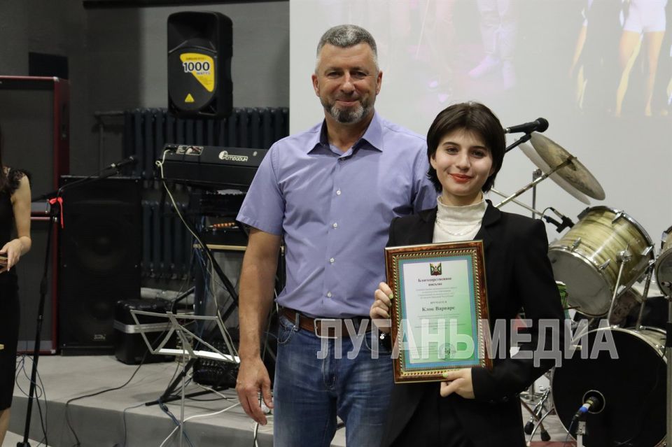 В Свердловске прошла развлекательная праздничная программа, посвященная Дню молодежи В Свердловске прошла развлекательная праздничная программа, посвященная Дню молодежи