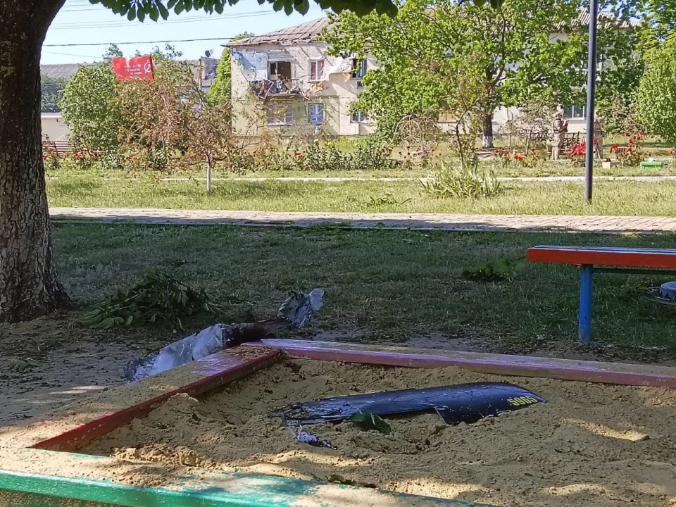 Бессмысленный террор ВСУ. Сегодня вооруженные формирования ВСУ нанесли удар по гражданской инфраструктуре села Троицкое в Луганской Народной Республике Бессмысленный террор ВСУ. Сегодня вооруженные формирования ВСУ нанесли удар по гражданской инфраструктуре села Троицкое в Луганской Народной Республике