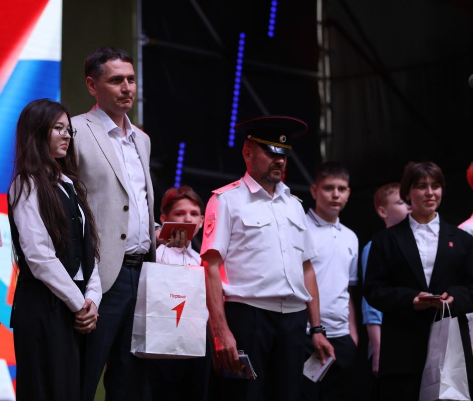 Юные луганчане на празднике по случаю Дня молодёжи получили паспорта гражданина России Юные луганчане на празднике по случаю Дня молодёжи получили паспорта гражданина России