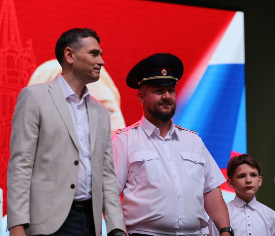 Юные луганчане на празднике по случаю Дня молодёжи получили паспорта гражданина России Юные луганчане на празднике по случаю Дня молодёжи получили паспорта гражданина России
