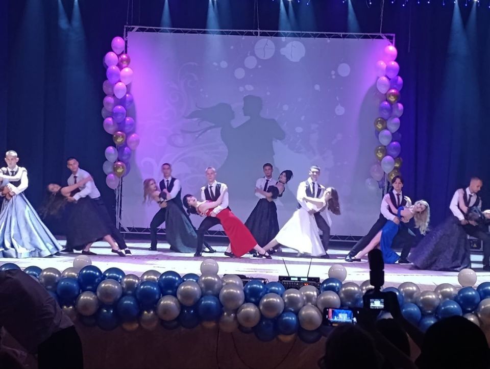 Сегодня в Краснодонской средней школе № 8 имени В. Парсанова состоялось одно из самых волнующих и трогательных событий - выпускной бал Сегодня в Краснодонской средней школе № 8 имени В. Парсанова состоялось одно из самых волнующих и трогательных событий - выпускной бал