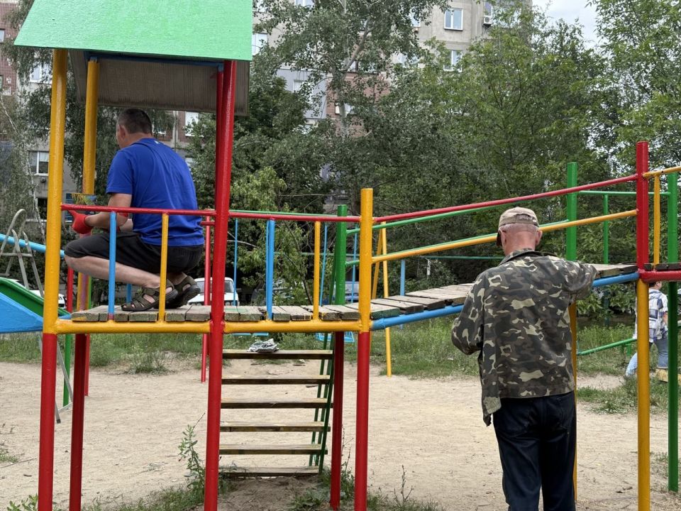В рамках акции «Яркое детство» депутаты фракции партии «Единая Россия» Совета городского округа муниципальное образование городской округ город Кировск ЛНР и жители домов, привели в порядок детскую площадку во дворе домов... В рамках акции «Яркое детство» депутаты фракции партии «Единая Россия» Совета городского округа муниципальное образование городской округ город Кировск ЛНР и жители домов, привели в порядок детскую площадку во дворе домов...
