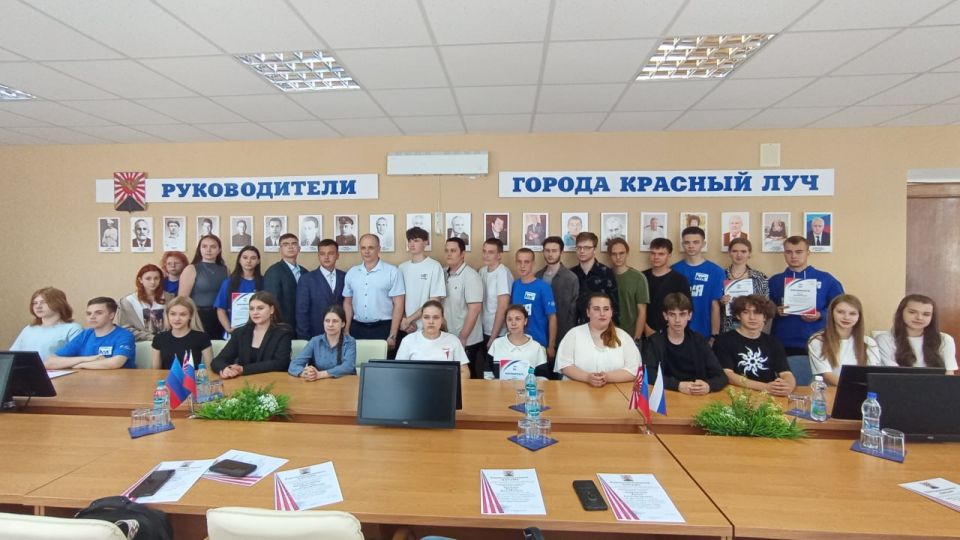 В преддверии Дня молодежи в Красном Луче прошел открытый диалог с активной молодежью города В преддверии Дня молодежи в Красном Луче прошел открытый диалог с активной молодежью города