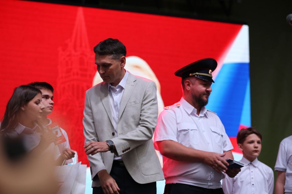 Юные луганчане на празднике по случаю Дня молодёжи получили паспорта гражданина России Юные луганчане на празднике по случаю Дня молодёжи получили паспорта гражданина России