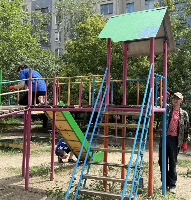 В рамках акции «Яркое детство» депутаты фракции партии «Единая Россия» Совета городского округа муниципальное образование городской округ город Кировск ЛНР и жители домов, привели в порядок детскую площадку во дворе домов... В рамках акции «Яркое детство» депутаты фракции партии «Единая Россия» Совета городского округа муниципальное образование городской округ город Кировск ЛНР и жители домов, привели в порядок детскую площадку во дворе домов...