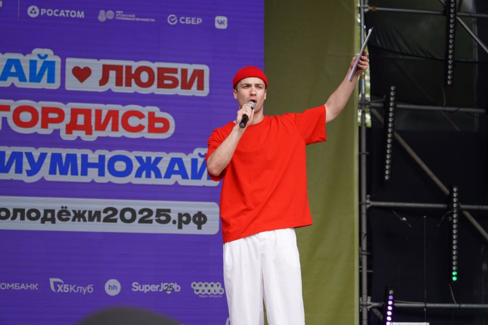 Мы стартовали!. Это праздник, который из года в год объединяет все поколения, народы, регионы и индустрии страны — День молодёжи! В луганском сквере им. Молодой гвардии уже полно людей, а со сцены раздаются громкие фанфары Мы стартовали!. Это праздник, который из года в год объединяет все поколения, народы, регионы и индустрии страны — День молодёжи! В луганском сквере им. Молодой гвардии уже полно людей, а со сцены раздаются громкие фанфары
