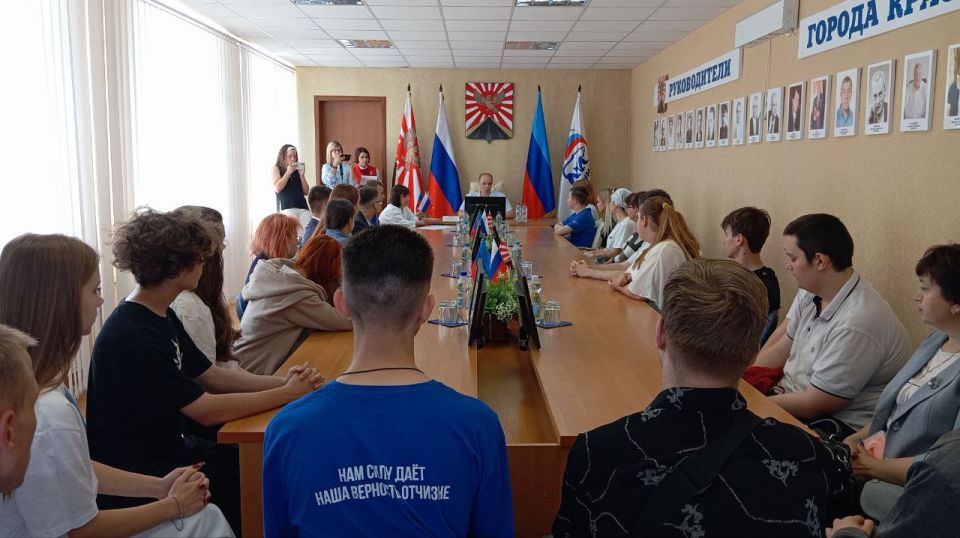 В преддверии Дня молодежи в Красном Луче прошел открытый диалог с активной молодежью города В преддверии Дня молодежи в Красном Луче прошел открытый диалог с активной молодежью города