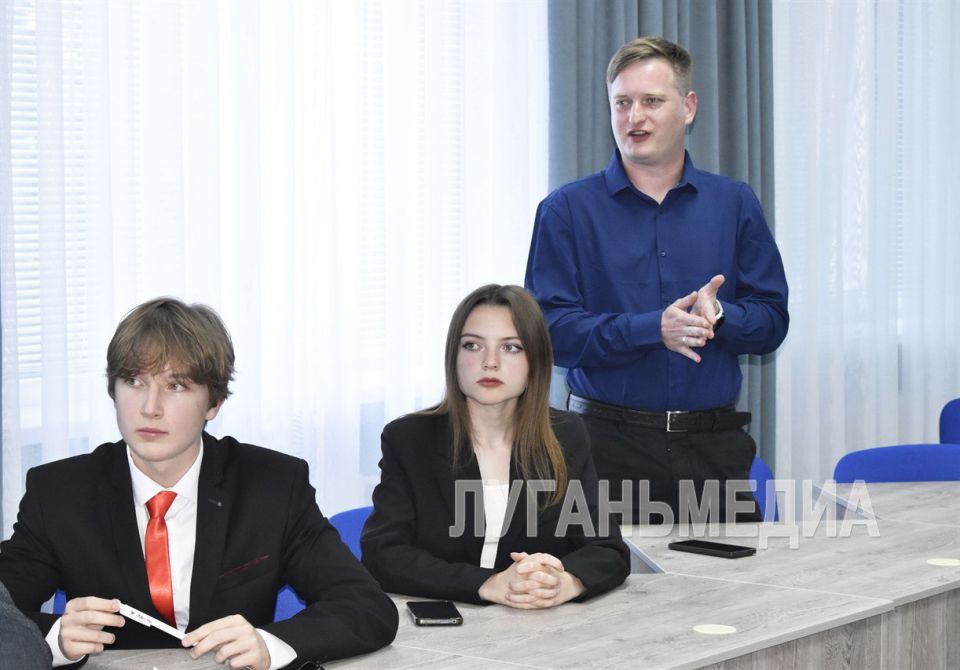 В Брянке прошла встреча главы муниципалитета с активными молодыми брянковчанами в рамках проекта «ГостСтарт.Диалог» В Брянке прошла встреча главы муниципалитета с активными молодыми брянковчанами в рамках проекта «ГостСтарт.Диалог»