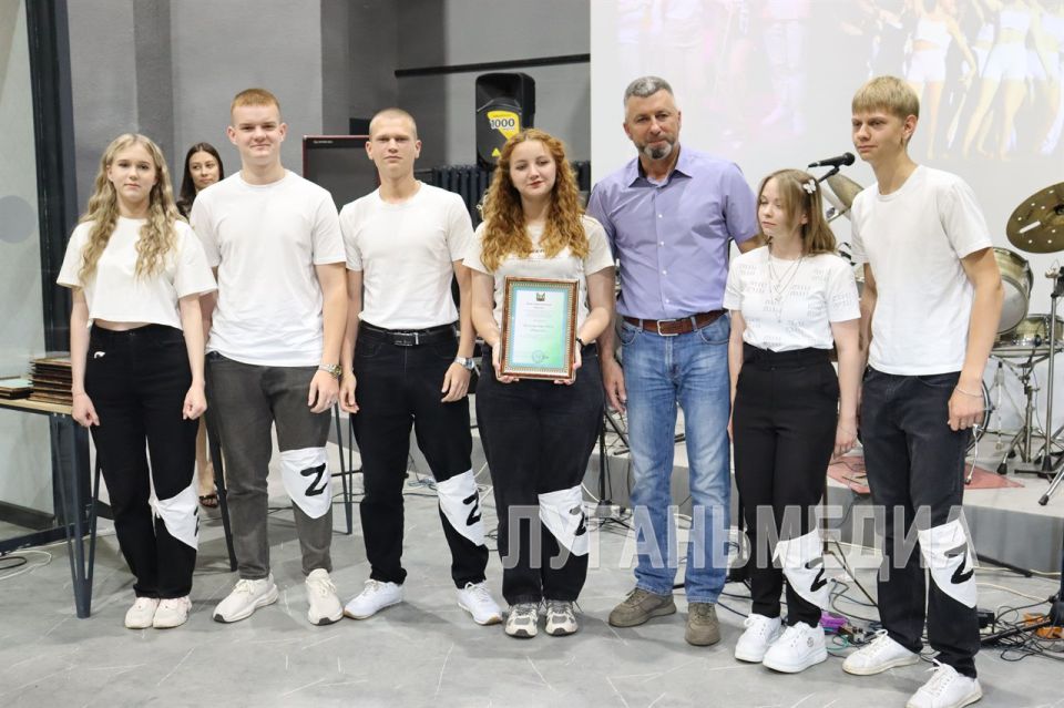 В Свердловске прошла развлекательная праздничная программа, посвященная Дню молодежи В Свердловске прошла развлекательная праздничная программа, посвященная Дню молодежи