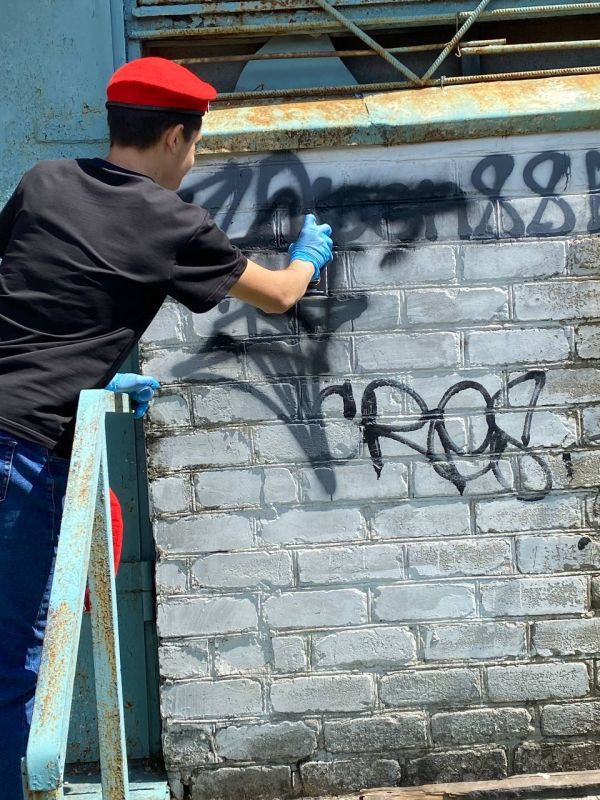 В Стаханове юнармейцы и представители общественной организации «Молодежка Народного фронта» продолжают работу по закрашиванию запрещённых надписей В Стаханове юнармейцы и представители общественной организации «Молодежка Народного фронта» продолжают работу по закрашиванию запрещённых надписей