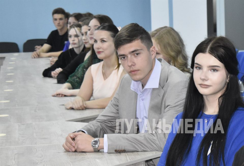 В Брянке прошла встреча главы муниципалитета с активными молодыми брянковчанами в рамках проекта «ГостСтарт.Диалог» В Брянке прошла встреча главы муниципалитета с активными молодыми брянковчанами в рамках проекта «ГостСтарт.Диалог»