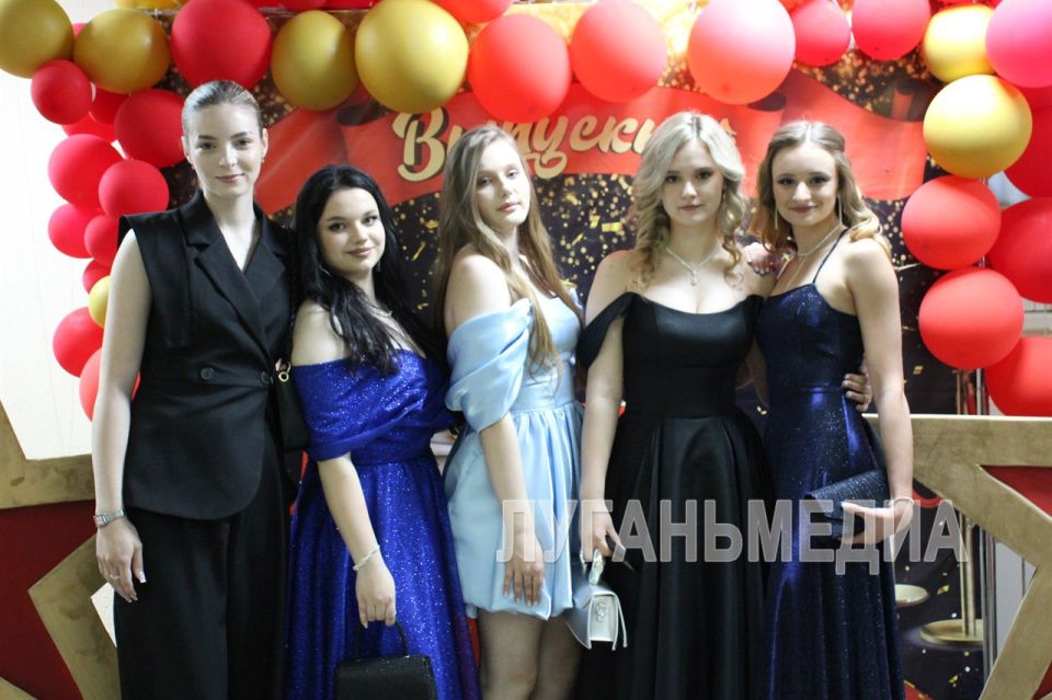 В Алчевске состоялся традиционный и любимый всеми праздник – единый выпускной бал В Алчевске состоялся традиционный и любимый всеми праздник – единый выпускной бал