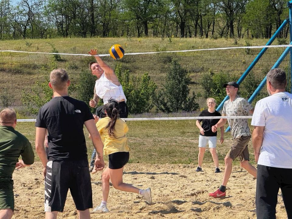 Сергей Колягин: Ко Дню молодежи, в рамках спортивного марафона «Сила России», на волейбольной площадке у первомайского пруда «Зеленхоз», состоялся первый в сезоне товарищеский матч по волейболу Сергей Колягин: Ко Дню молодежи, в рамках спортивного марафона «Сила России», на волейбольной площадке у первомайского пруда «Зеленхоз», состоялся первый в сезоне товарищеский матч по волейболу