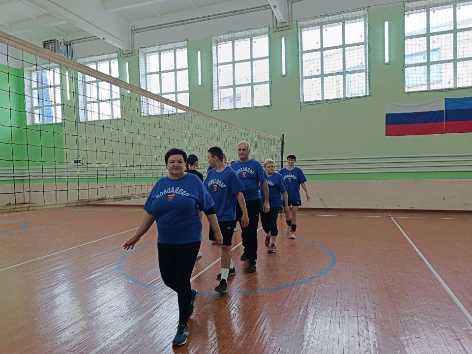 Сегодня сборная команда сотрудников Отделения Социального фонда России по ЛНР и активистов Центра общения старшего поколения приняла участие в соревнованиях по волейболу, приуроченных ко Дню молодежи Сегодня сборная команда сотрудников Отделения Социального фонда России по ЛНР и активистов Центра общения старшего поколения приняла участие в соревнованиях по волейболу, приуроченных ко Дню молодежи