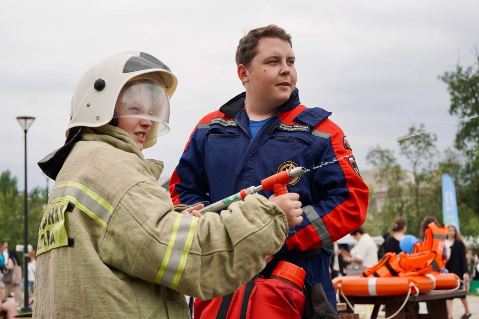 Молодёжь – это мы. Сегодня в сквере им. Молодой гвардии стартовала программа Дня молодёжи, в которой принимали активное участие инструкторы Луганского регионального отделения ВСКС, организовывая Городок безопасности на... Молодёжь – это мы. Сегодня в сквере им. Молодой гвардии стартовала программа Дня молодёжи, в которой принимали активное участие инструкторы Луганского регионального отделения ВСКС, организовывая Городок безопасности на...