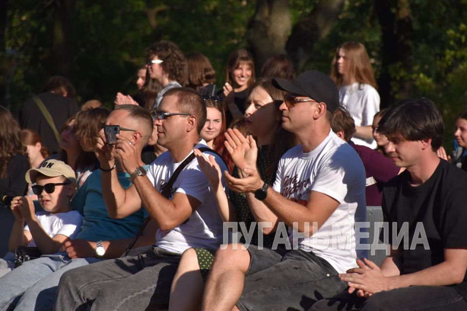 27 июня в Краснодонском парке культуры и отдыха в преддверие Дня молодежи состоялось праздничное мероприятие - выступление трех музыкальных групп и мастер-класс по диджей-сету 27 июня в Краснодонском парке культуры и отдыха в преддверие Дня молодежи состоялось праздничное мероприятие - выступление трех музыкальных групп и мастер-класс по диджей-сету