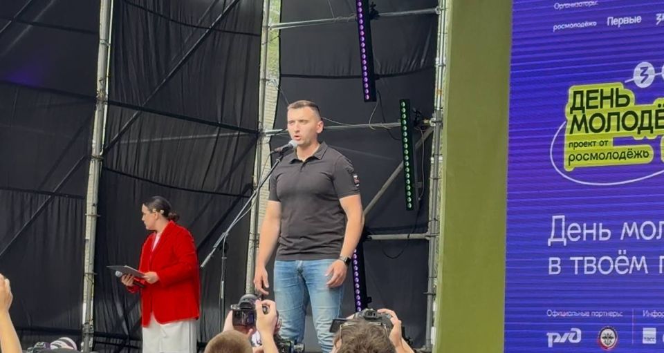 Представители властей ЛНР в ходе фестиваля «#ЗнайЛюбиГордисьПриумножай», который проходит в Луганске, вручили награды лучшим молодежным активистам Республики Представители властей ЛНР в ходе фестиваля «#ЗнайЛюбиГордисьПриумножай», который проходит в Луганске, вручили награды лучшим молодежным активистам Республики