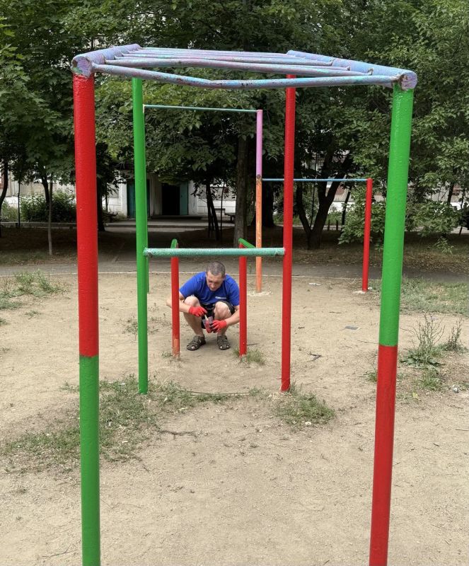 В рамках акции «Яркое детство» депутаты фракции партии «Единая Россия» Совета городского округа муниципальное образование городской округ город Кировск ЛНР и жители домов, привели в порядок детскую площадку во дворе домов... В рамках акции «Яркое детство» депутаты фракции партии «Единая Россия» Совета городского округа муниципальное образование городской округ город Кировск ЛНР и жители домов, привели в порядок детскую площадку во дворе домов...