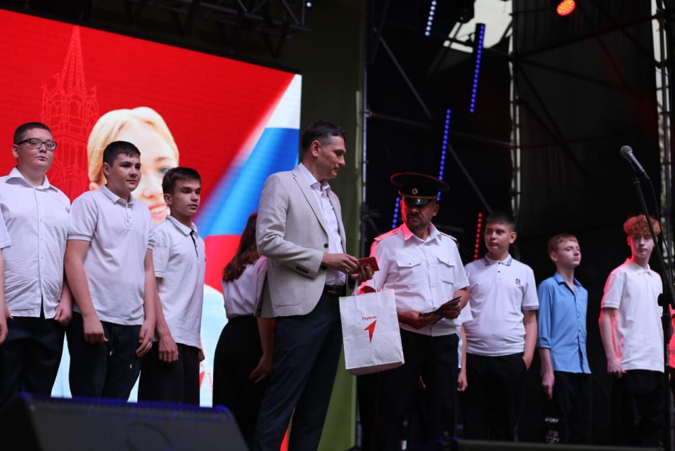 Юные луганчане на празднике по случаю Дня молодёжи получили паспорта гражданина России Юные луганчане на празднике по случаю Дня молодёжи получили паспорта гражданина России