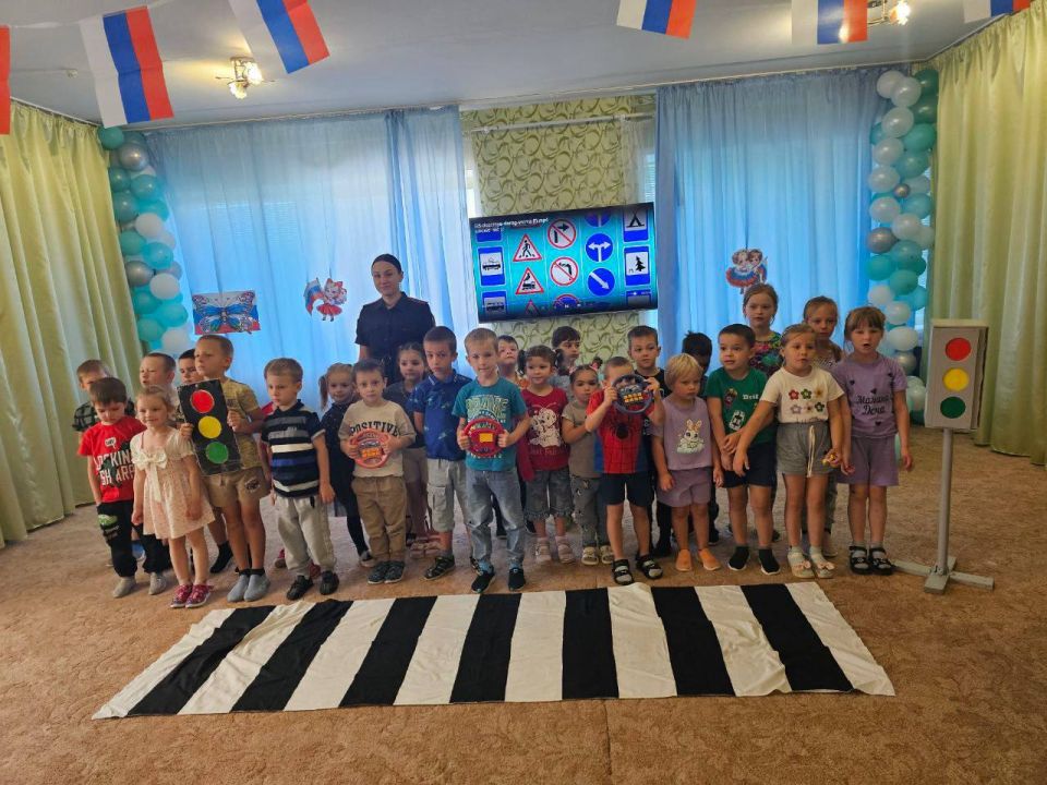 С целью предупреждения детского дорожно-транспортного травматизма, автоинспекторы ОГИБДД ОМВД России "Станично-Луганский" организовали встречи с воспитанниками дошкольных учреждений С целью предупреждения детского дорожно-транспортного травматизма, автоинспекторы ОГИБДД ОМВД России "Станично-Луганский" организовали встречи с воспитанниками дошкольных учреждений